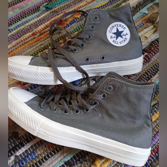 Converse Shoes - NWOT High top Converse